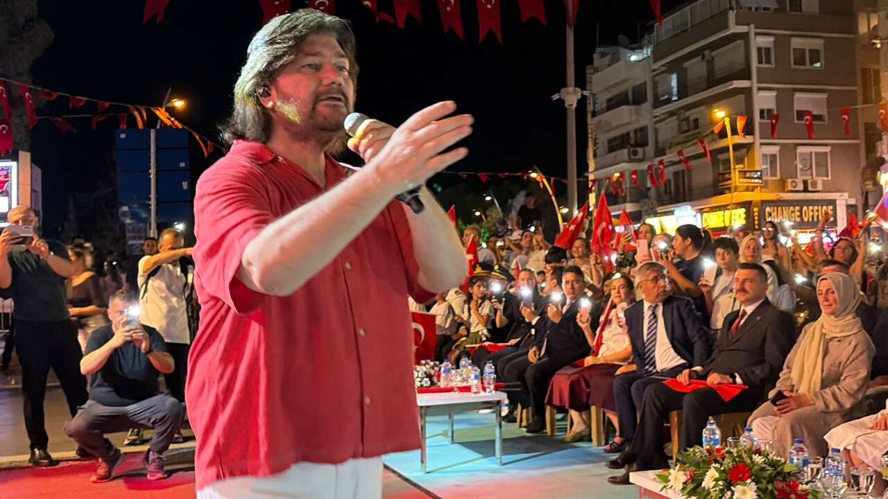 Ahmet Şafak, 15 Temmuz Gecesinde Yeni Türküsünü İlk Kez Marmaris’te Söyledi 4